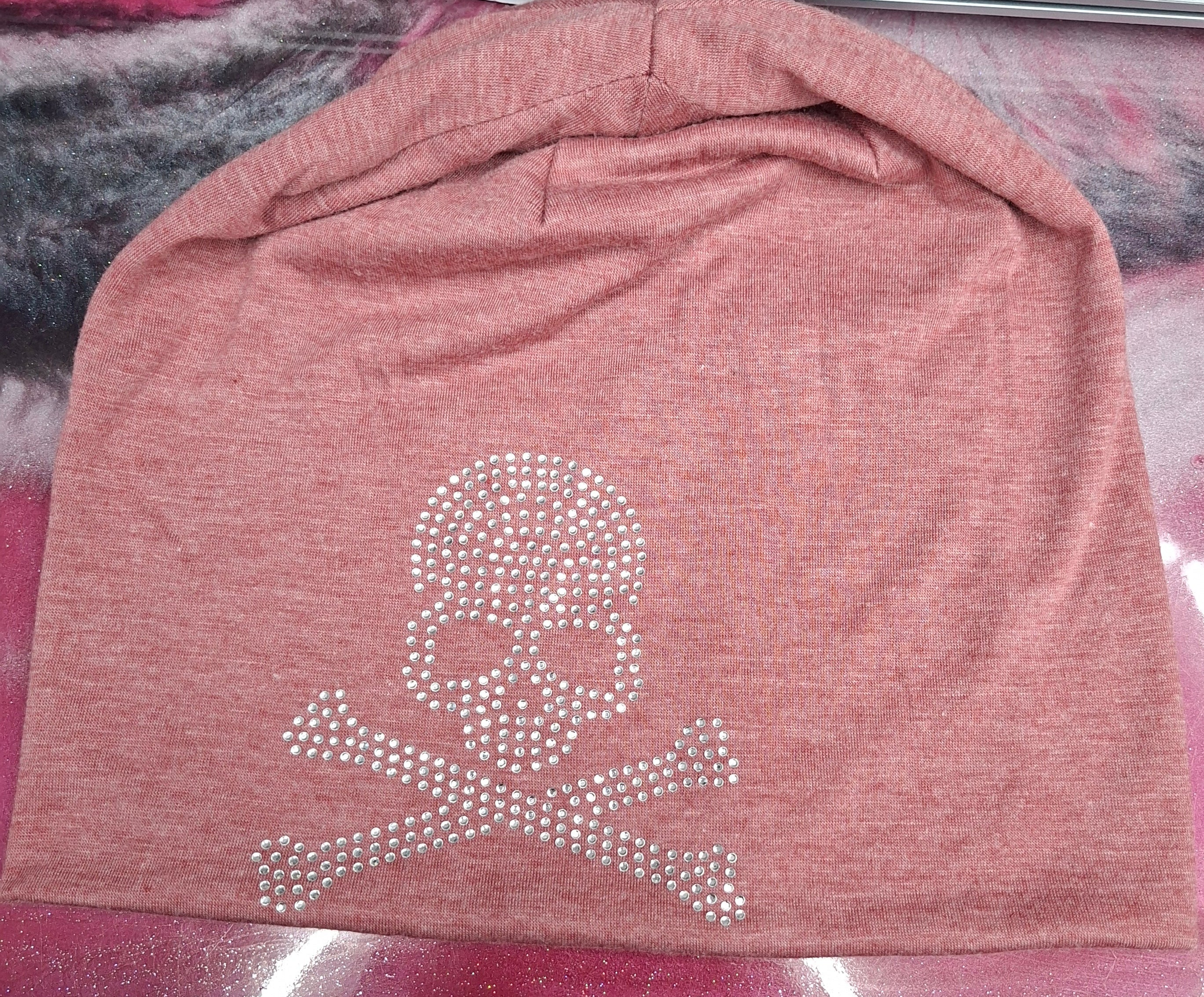 Mützen in Stoff  mit Totenkopf und Strass